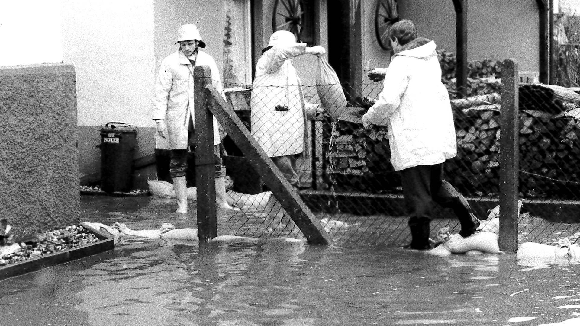 Anwohner stapeln im Novemer 1992 Sandsäcke in Gernsbach.