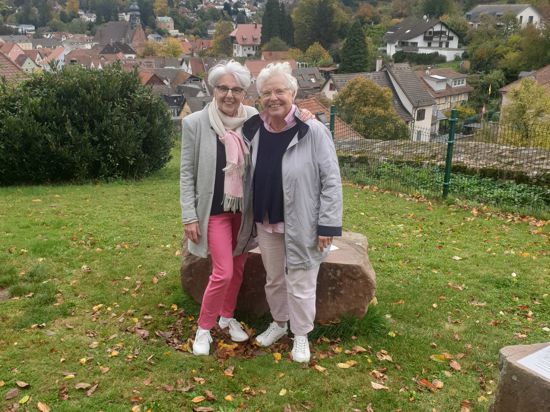 Helga Ernst-Grote (links) und Karin Aretz sind in Gernsbach aufgewachsen und kehren regelmäßig in ihre Heimatstadt zurück, um die neuesten Entwicklungen zu verfolgen.