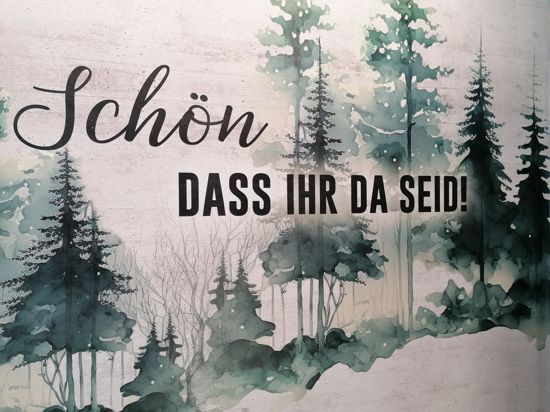 Schwarz-weiß Bild, das den Schwarzwald darstellt, mit der Überschrift: Schön, dass ihr da seid!