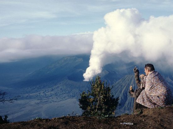 Erinnerungen festgehalten: 1977 findet Winfried Walter Elefantenknochen in Südafrika, Jahre später überblickt er den Vulkan Bromo auf der indonesischen Insel Java.