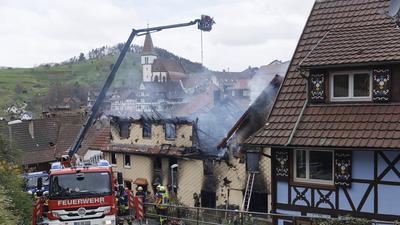 Eine zum Wohnhaus umgebaute ehemalige Gaststätte in Gernsbach in Brand geraten. 