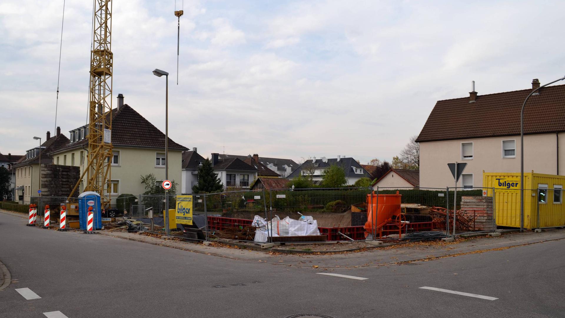 An der Theodor-Bergmann-Straße sollen 27 barrierefreie Wohnungen entstehen. Der Bau begann rund ein Jahr später als geplant.
