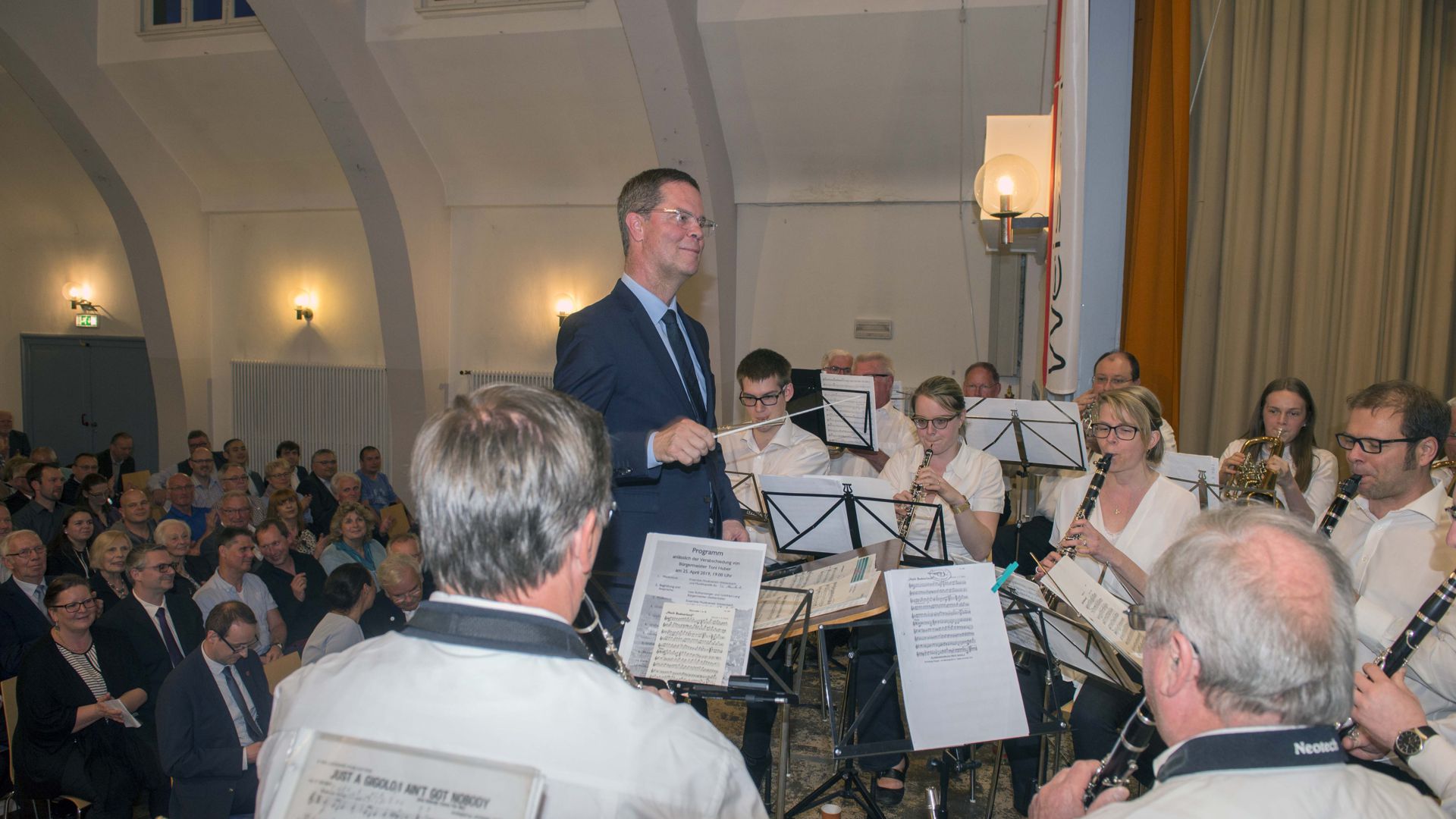 Den Taktstock wird Toni Huber weiterhin in der Hand halten, ab Mai als Landrat in Rastatt. Bei seiner Verabschiedung als Bürgermeister dirigierte er mit großer Freude das vereinigte Musikensemble Weisenbach/Au.
