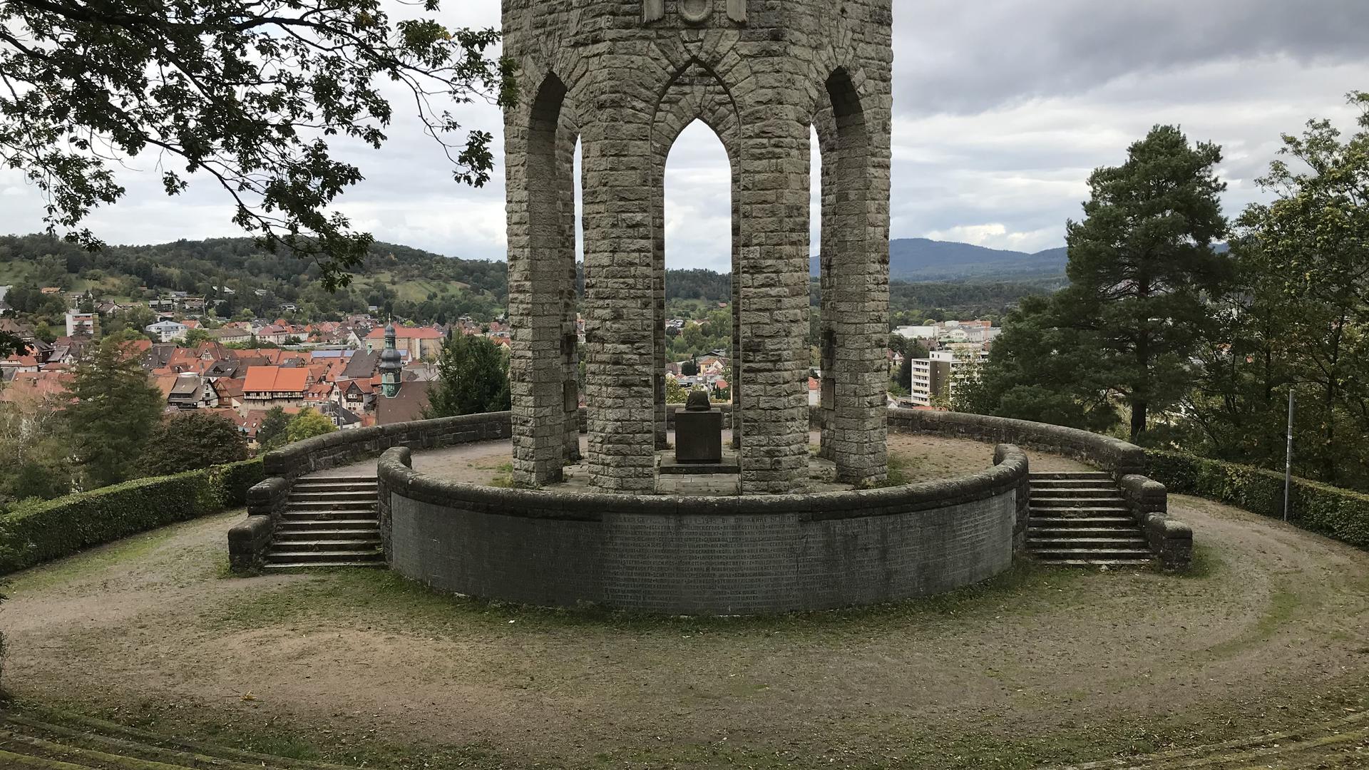 Das Kriegerdenkmal thront seit 1936 über Gernsbach.