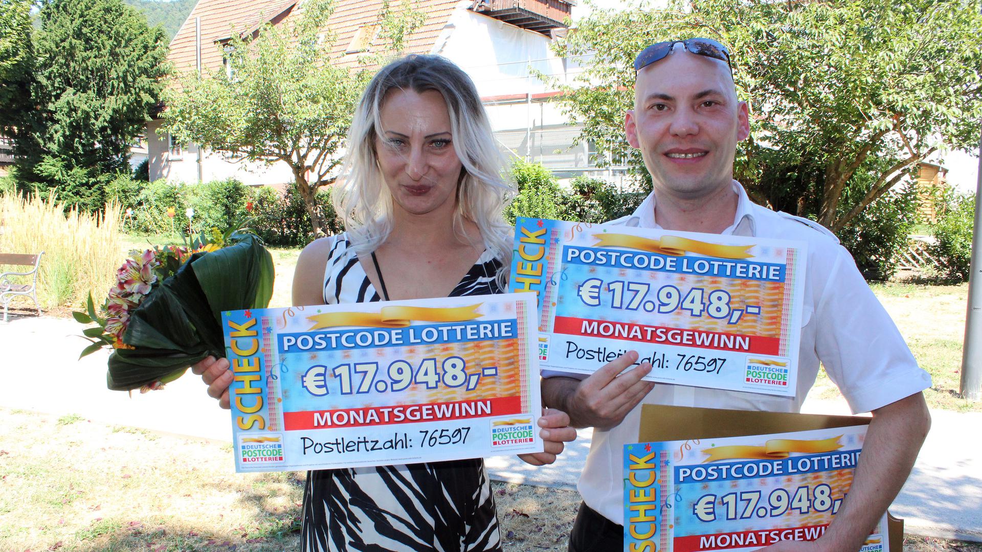 Jenny und Viktor freuen sich über 53.844 Euro: Mit drei Losen haben sie auf Anhieb einen Volltreffer gelandet. Das gewonnene Geld soll die erste Anzahlung für den Kauf eines Hotels sein. 