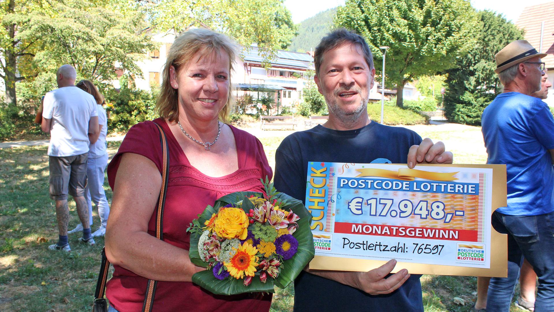 Ulrike und Jan fielen aus allen Wolken: Die beiden Loffenauer haben bei der Postcode Lotterie 17.948 Euro gewonnen und wollen sich davon unter anderem eine neue Heizung und eine Photovoltaikanlage anschaffen. 