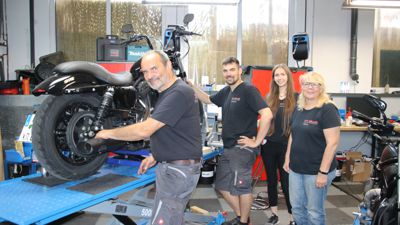 Schrauber-Service von Tüftlern: Jörg (von links) und Sebastian Gollon haben mit Leonie Spissinger und Petra Gollon erfolgreich eine Motorrad-Werkstatt für alle Marken eröffnet.