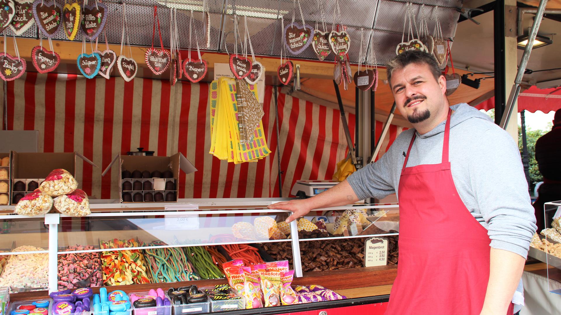 Kaufen und verkaufen: Evelyn Mangler aus Loffenau hat sich beim Herbstmarkt Deko gegönnt, Alexander Slodnik verkauft Süßes.