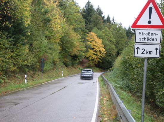 Das Schild warnt vor Straßenschäden auf einer Länge von zwei Kilometern. Die Landesstraße 564 beschäftigt nicht nur die Loffenauer, die sie täglich befahren, sondern auch das Landes-Verkehrsministerium.