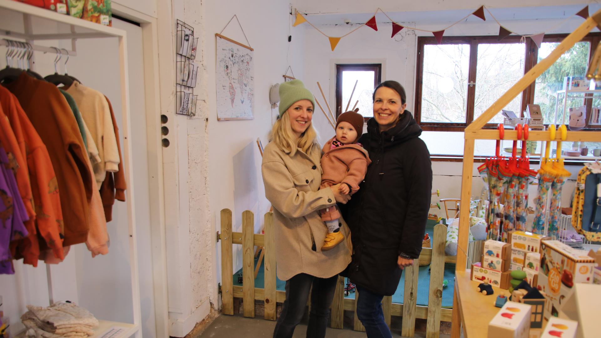 Laden für Kinder und Babys: Ann-Cathrin Notheis (von links) mit Töchterchen Frida und Freundin Alena Mühlhäuser in ihrem Conceptstore „Lille Orm“.