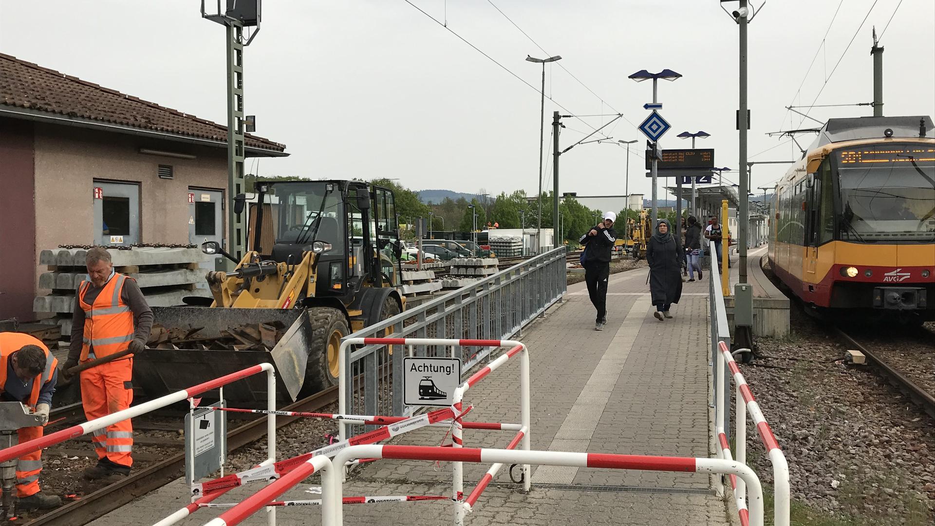 Endstation Gernsbach: Noch bis zum Sonntag einschließlich bleibt die Bahnstrecke zwischen Rastatt und Gernsbach wegen Bauarbeiten gesperrt, in diesem Abschnitt werden aktuell Busse eingesetzt. In Gernsbach wird Gleis eins erneuert.