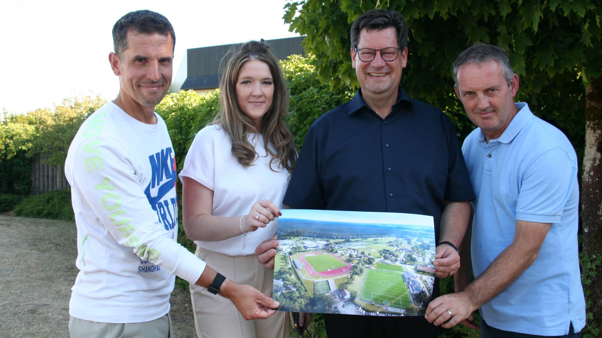 Steve Kemp, Ruth Corry, Julian Osswald und Steve Lewis (von links) in Freudenstadt. Der Oberbürgermeister übergibt Vertretern 
der englischen Fußball-Nationalmannschaft eine Luftaufnahme der Sportanlagen in Freudenstadt.