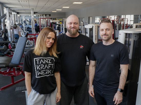 Alexandra Wojcik (li) und Manuel Kailer (re) sind die neuen Eigentümer des Powerhouse . Markus Kraus (mitte) arbeitet weiterhin als Trainer.                       