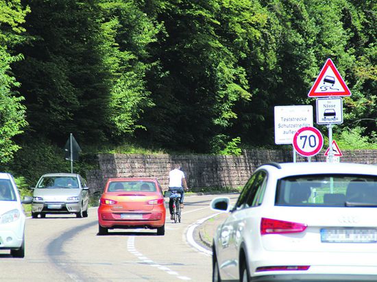 So richtig sicher fühlt sich das nicht an auf dem „Schutzstreifen“ zwischen Ottenau und Sulzbach: Als Radfahrer bringt man sich lieber auf dem abgegrenzten Gehweg in Sicherheit. 