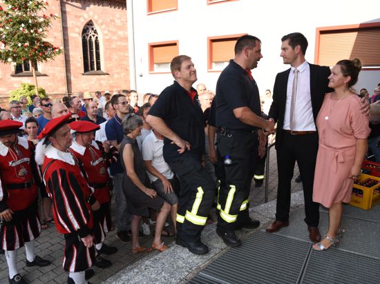 Die Feuerwehr gratuliert dem neuen Weisenbacher Bürgermeister Daniel Retsch und seiner Frau Justyna.