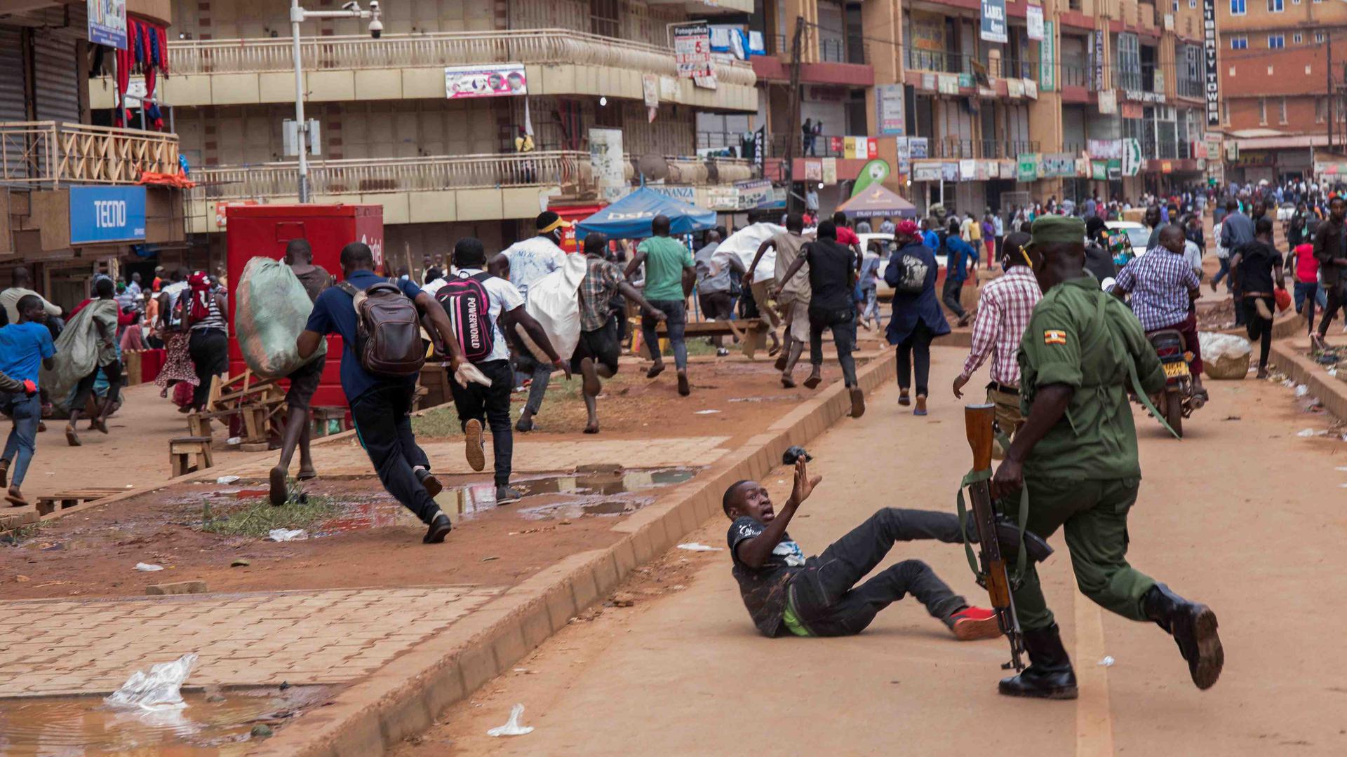 Brutale Einschüchterung: Die ugandische Polizei setzt die Einhaltung der Corona-Regeln mit Gewalt durch. Geistliche kritisieren diese Vorgehensweise.