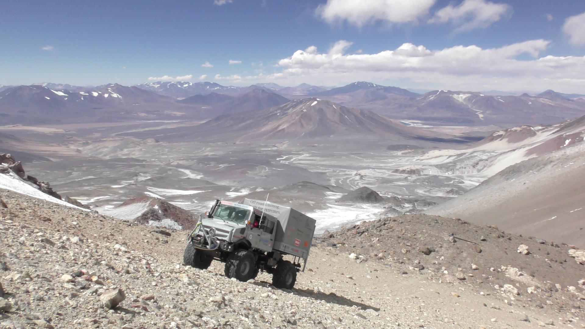 Der Unimog 5023 auf dem Weg zum Gipfel des Vulkanberges Ojos del Salado in der Atacama-Wüste. Bis ganz oben schaffte es der Lastwagen nicht. Mit 6.694 Höhenmetern stellte er aber einen neuen Weltrekord auf.