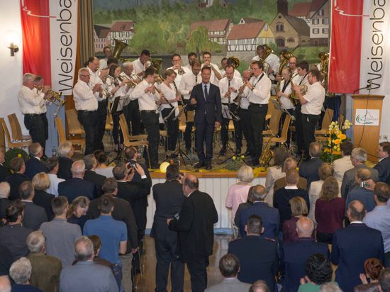 Bei seinem Abschied als Bürgermeister von Weisenbach im April 2019 greift Toni Huber zum Taktstock