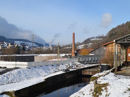 Weisenbach: Alte Holtzmann-Tankstelle mit Absperrung für Brückenneubau