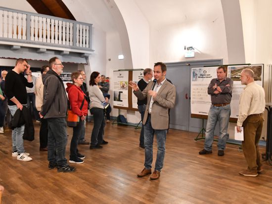 Über das Projekt Windenergie für Weisenbach informierte unter anderem  Oliver Bieber von Vattenfall die Besucher der Bürgerinformationsveranstaltung.