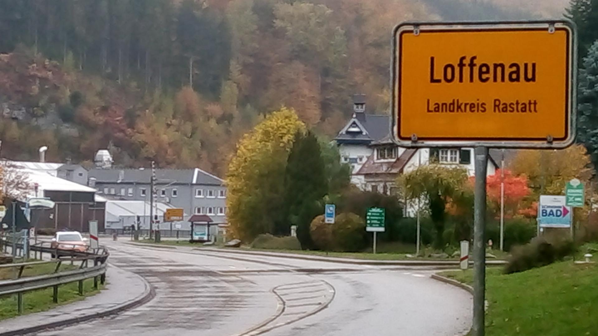 Ortseingang Weisenbach mit falschem Schild „Loffenau“ 
