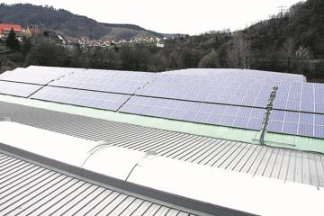 Klimaneutrale Wärmeversorgung in den Startlöchern: Die Wärme für die Gebäude in Weisenbach soll künftig aus erneuerbaren Energien stammen. Eine Rolle spielen dabei auch Fotovoltaikanlagen wie jene auf den Hallendächern in der Schlechtau.
