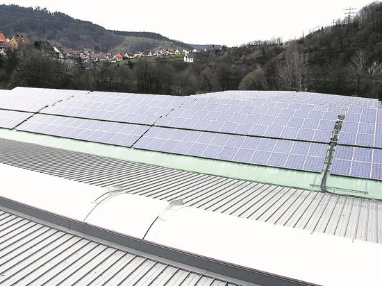 Klimaneutrale Wärmeversorgung in den Startlöchern: Die Wärme für die Gebäude in Weisenbach soll künftig aus erneuerbaren Energien stammen. Eine Rolle spielen dabei auch Fotovoltaikanlagen wie jene auf den Hallendächern in der Schlechtau.