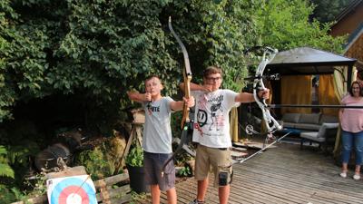Finn (links) und Lukas Wallbaum spannen ihre Bogen im Garten der Familie. Daneben liegt eine Zielscheibe