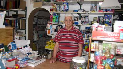 Auch mit 83 Jahren ist Walter Wunsch täglich in seinem Malergeschäft in der Weisenbacher Eisenbachstraße anzutreffen. Dort verkauft er auch Schreibware.