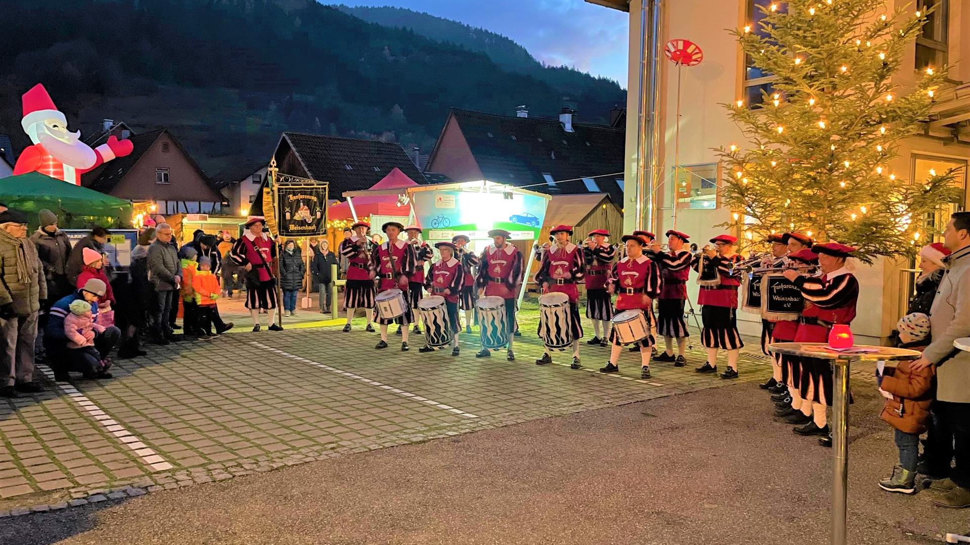 Feierliche Eröffnung: Der Fanfarenzug Weisenbach sorgt mit seinem Trommelspiel für einen gelungenen Auftakt beim Weisenbacher Weihnachtsmarkt.