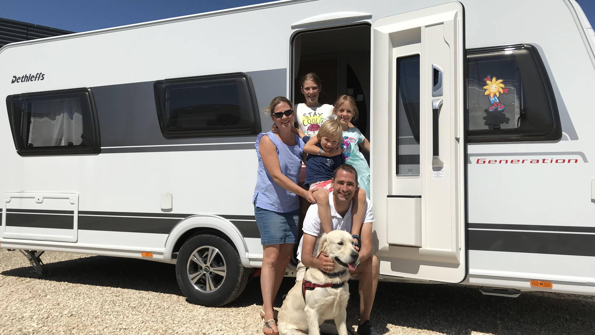 Zusammen mit Hund Leo reist Familie Weckesser drei Monate durch Europa. Wenn die Familie in Thailand und Australien ist, wird er von Freunden versorgt.