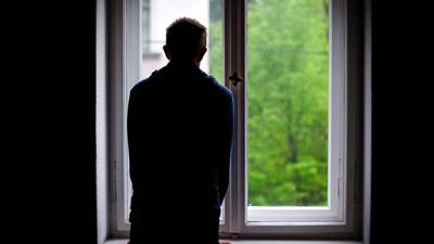 Ein Mann steht allein an einem Fenster und schaut nach draußen.

a Man is alone to a Window and looks after outside