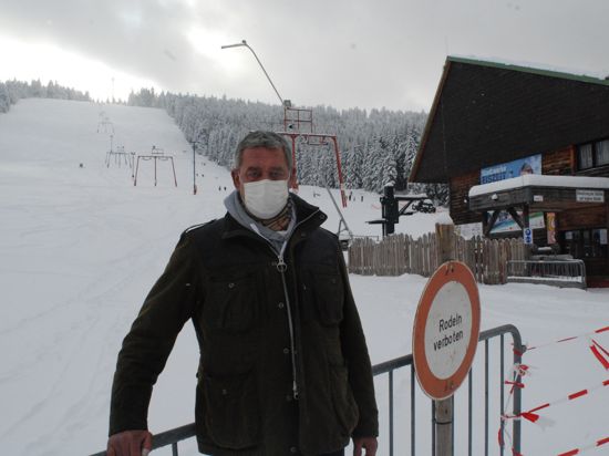 Der Geschäftsführer der Mehliskopf GmbH, Andreas Kern, vor dem Skihang. Der kann seit 9. Januar privat gemietet werden; der Öffentlichkeit steht er nicht zur Verfügung.
