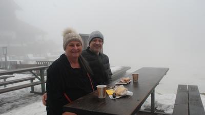 Gut gelaunt trotz trüber Aussicht: Das neblige Wetter am Mummelsee hält Simone und Klaus Rothfuß vom gewohnten Weihnachtsausflug nicht ab. 