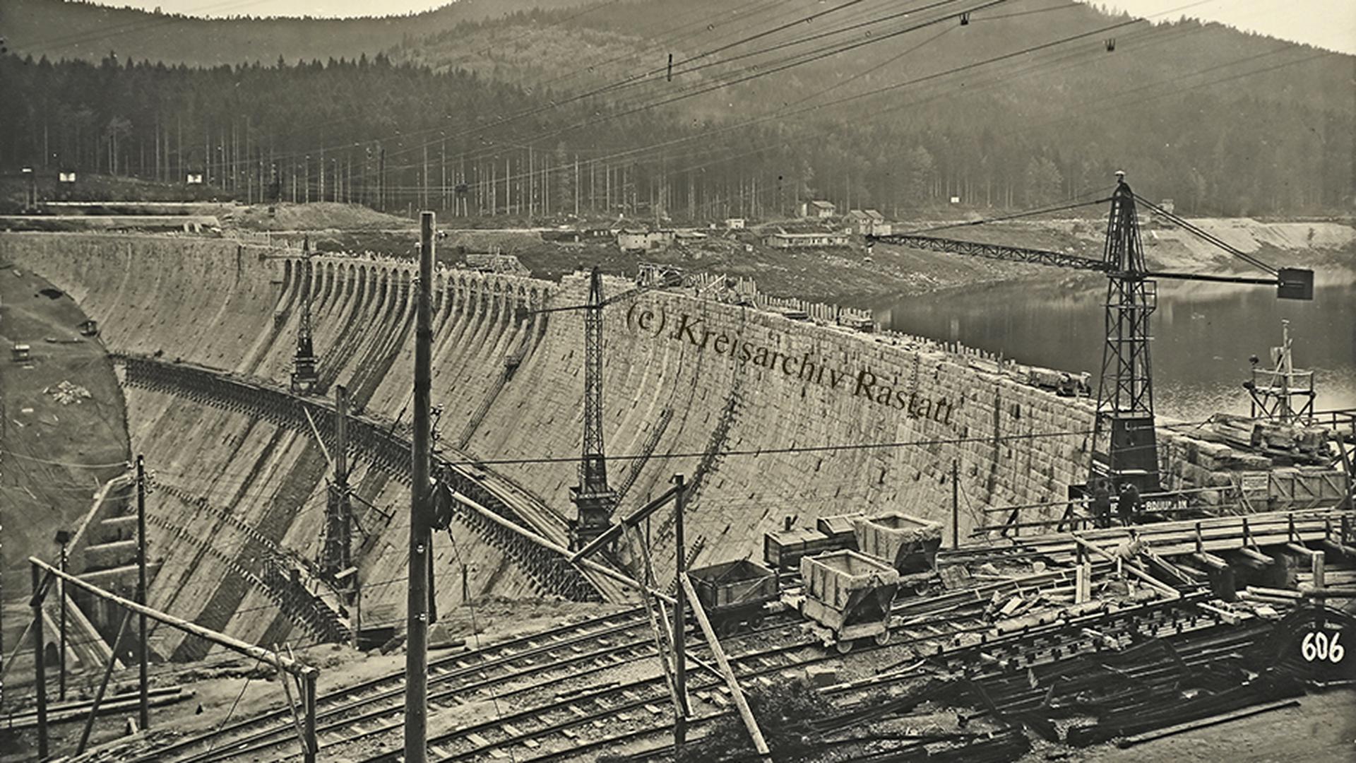 Schwarzenbachtalsperre Bau mit Kränen und fast fertiger Mauer Blick nach Süden im Mai 1926