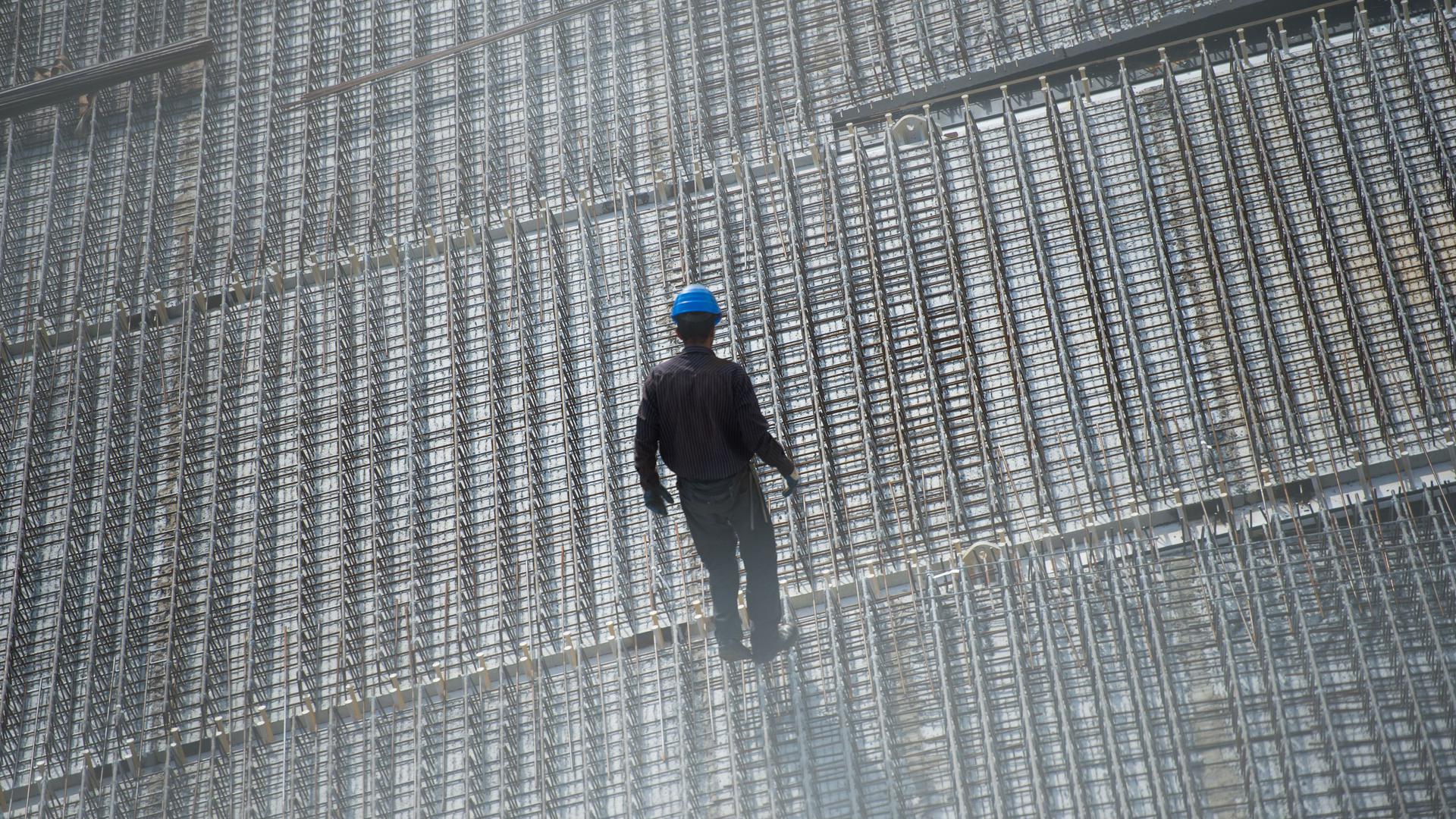 Ein Arbeiter steht auf einer Baustelle