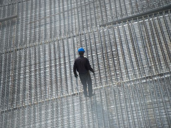 Ein Arbeiter steht auf einer Baustelle