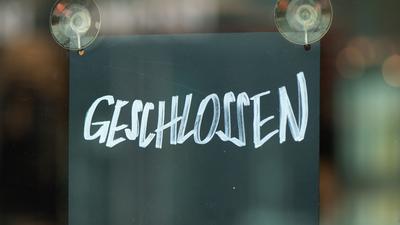 16.04.2020, Sachsen, Dresden: Ein Schild mit der Aufschrift "Geschlossen" hängt im Fenster eines Geschäfts. Foto: Sebastian Kahnert/dpa-Zentralbild/dpa +++ dpa-Bildfunk +++ | Verwendung weltweit