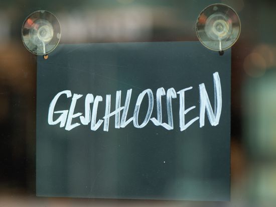 16.04.2020, Sachsen, Dresden: Ein Schild mit der Aufschrift "Geschlossen" hängt im Fenster eines Geschäfts. Foto: Sebastian Kahnert/dpa-Zentralbild/dpa +++ dpa-Bildfunk +++ | Verwendung weltweit