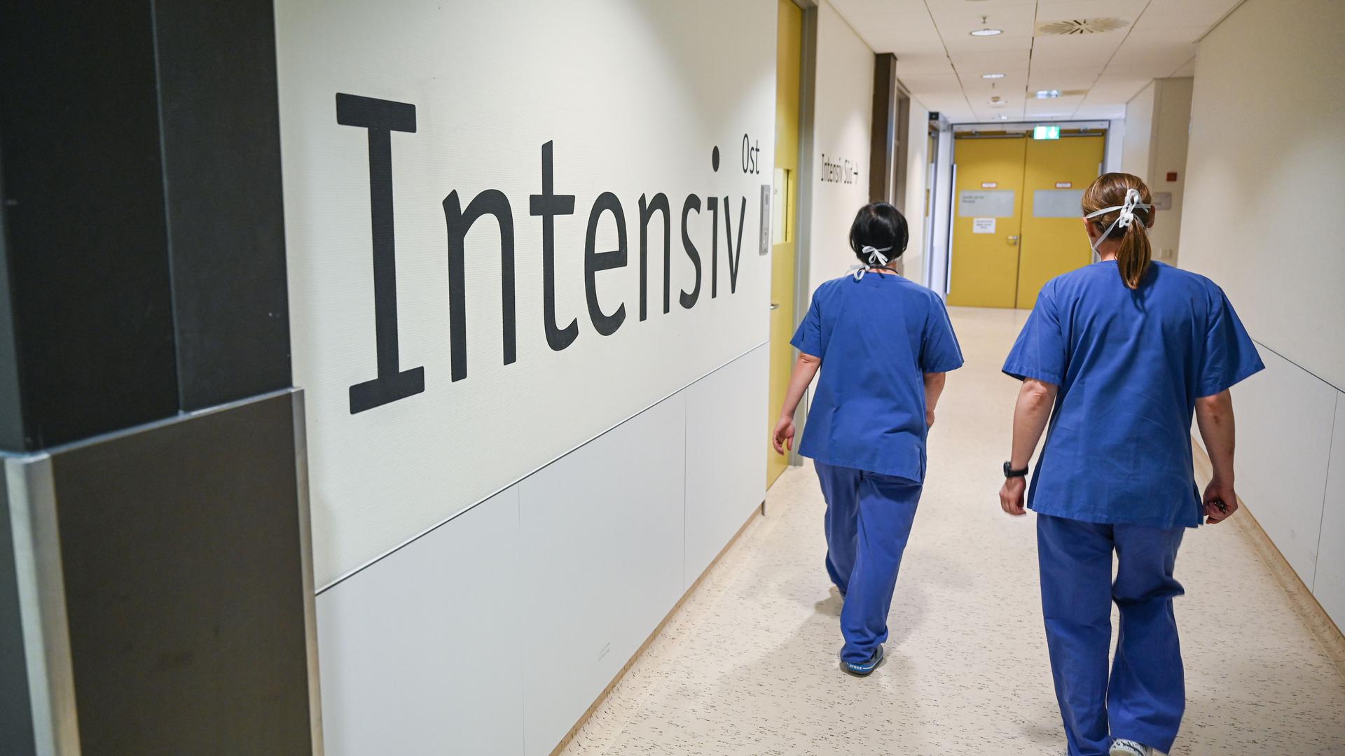 Zwei Pflegerinnen gehen i an dem Schriftzug «Intensiv» vorbei.  