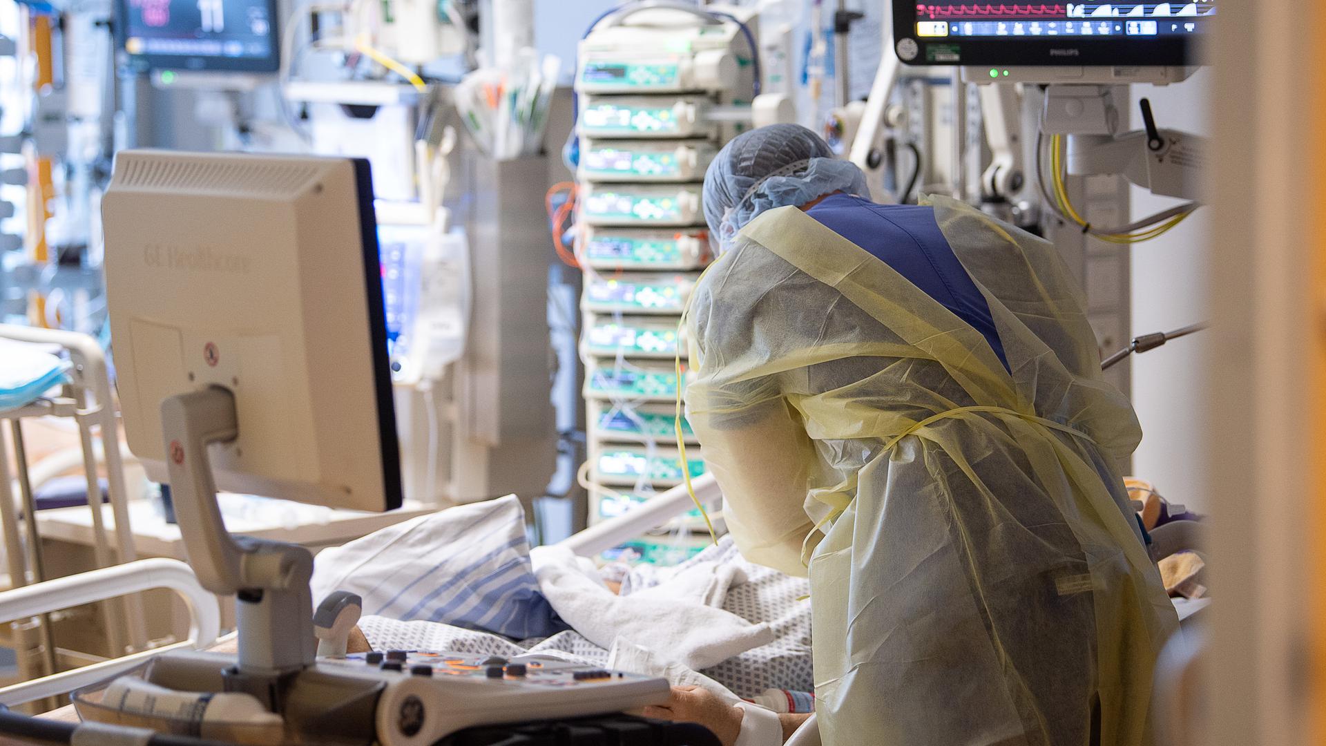 Ein Intensivpfleger arbeitet auf einer Intensivstation an einem Covid-19-Patienten.