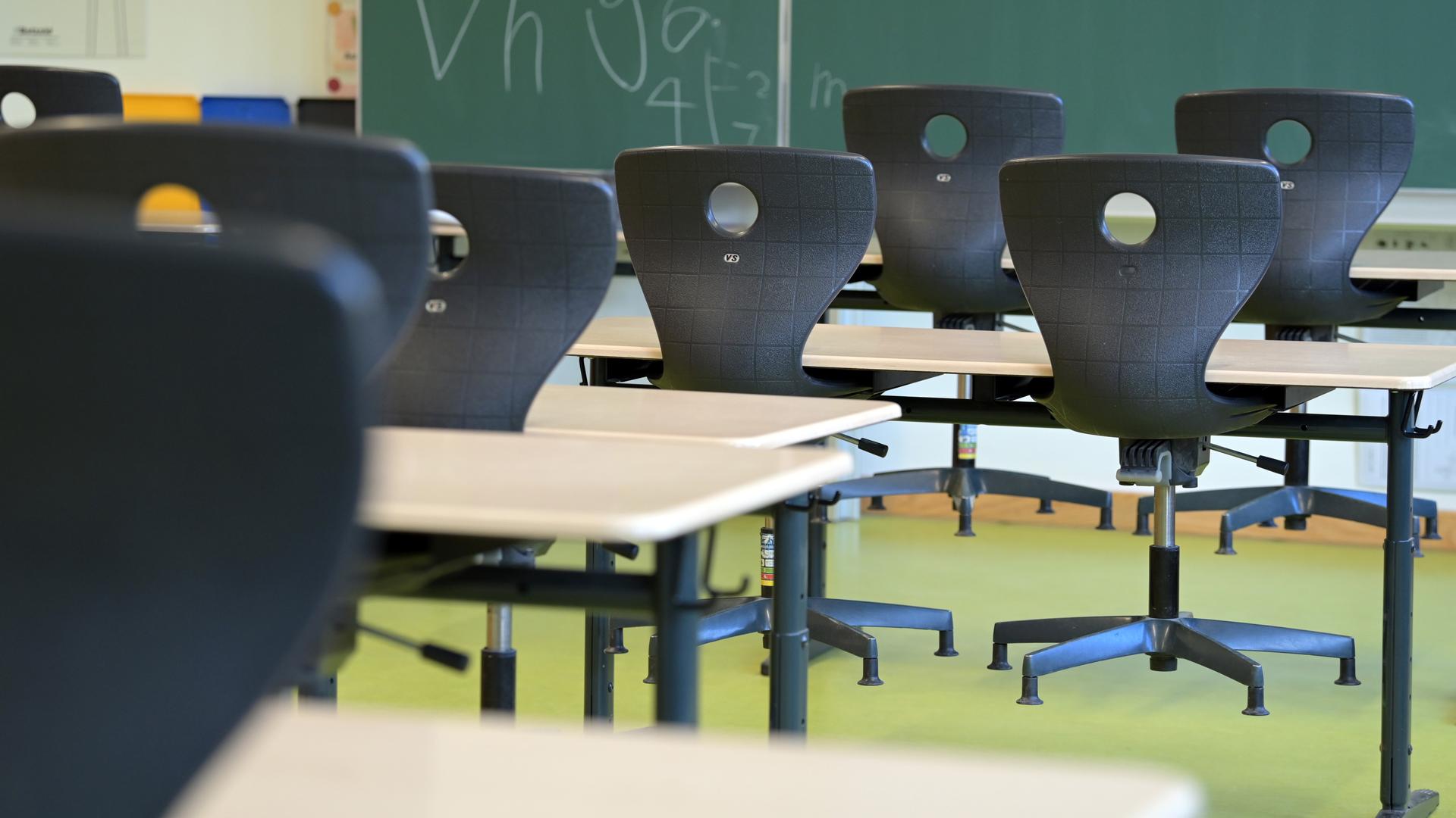Die Stühle sind in einem leeren Klassenzimmer der Comenius-Schule auf die Schulbänke gestellt. (zu "Vor Öffnung der Grundschulen für Wechselunterricht") +++ dpa-Bildfunk +++