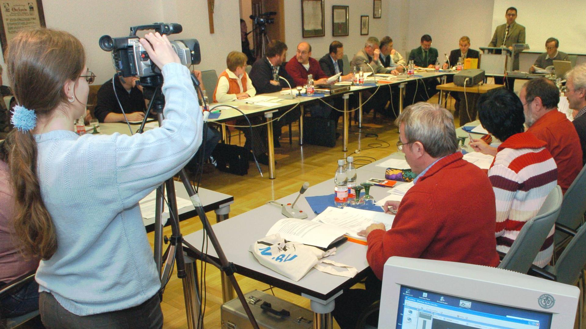 Eine Schülerin der Realschule in Seelbach (Ortenaukreis) steht am 15.11.2004 während einer Gemeinderatssitzung des Ortes hinter einer Videokamera. 