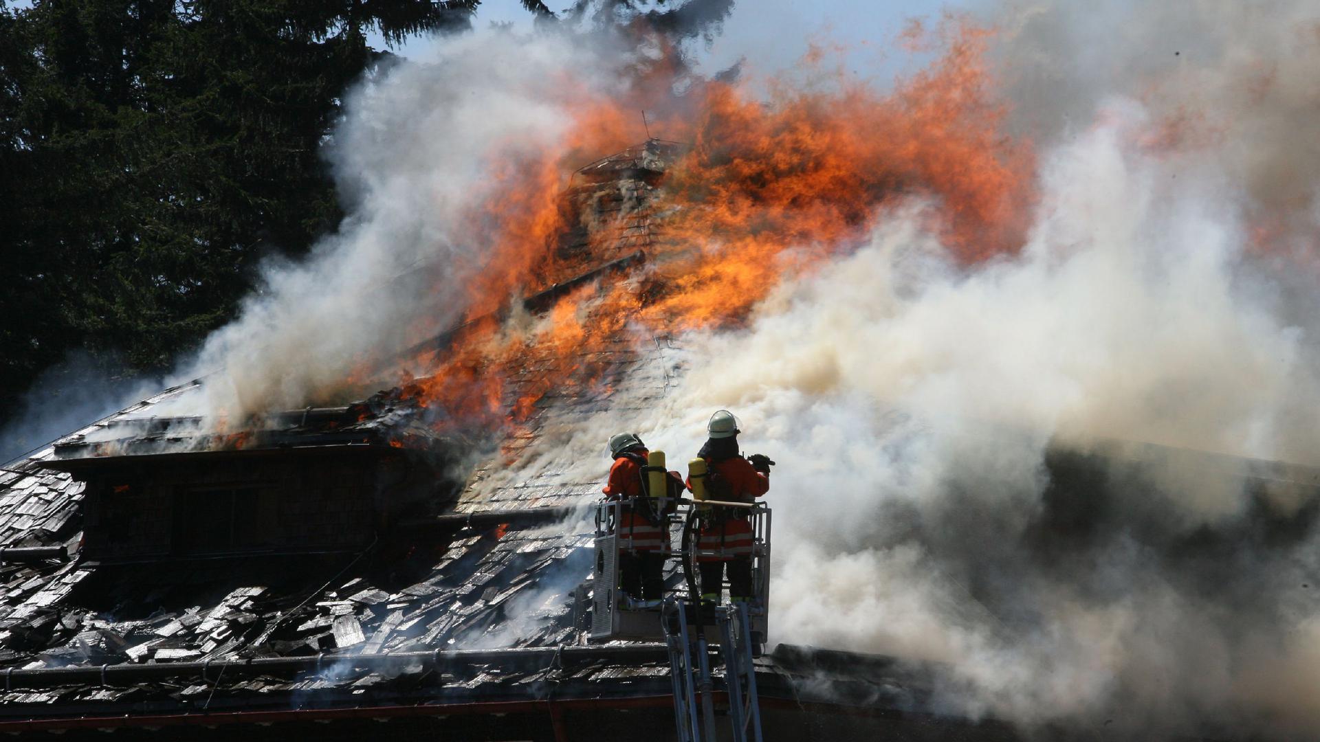 Einsatzkräfte der Feuerwehr löschen am Montag (05.05.2008) das Hotel Mummelsee bei Seebach (Ortenaukreis). Bei dem Feuer ist ein Millionenschaden entstanden. 