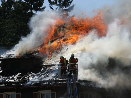Einsatzkräfte der Feuerwehr löschen am Montag (05.05.2008) das Hotel Mummelsee bei Seebach.