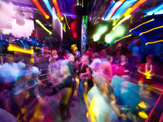 ARCHIV - Partygäste tanzen in einer Diskothek. 