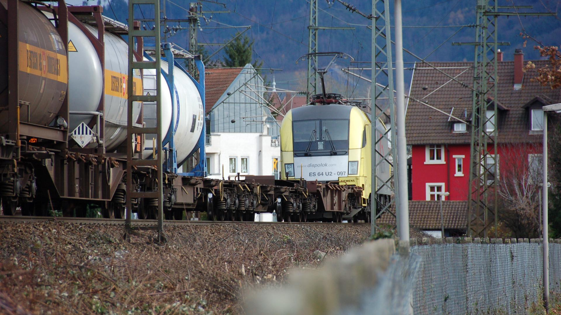 Güterzug auf der Rheintalbahn in Offenburg zwischen Stegermatt und Zähringerstraße