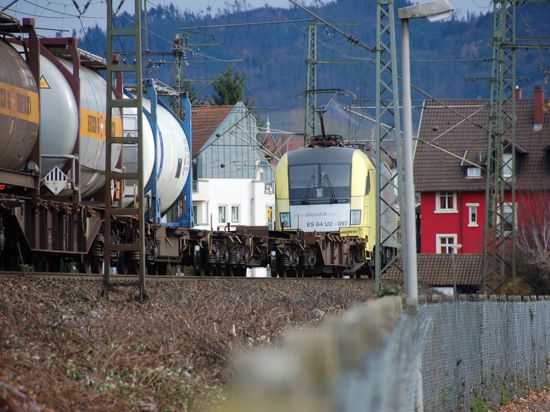 Güterzug auf der Rheintalbahn in Offenburg zwischen Stegermatt und Zähringerstraße