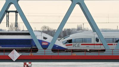 Ein TGV und ein ICE stehen auf der Neuen Rheinbrücke in Kehl.