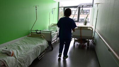 ARCHIV - Eine Krankenschwester geht am 21.03.2014 in einem Krankenhaus über einen Flur und holt ein Bett. Foto: Patrick Seeger/dpa (zu dpa «Kliniken und Krankenkassen streiten über Krankenhausreform» vom 26.05.2014) +++(c) dpa - Bildfunk+++ | Verwendung weltweit